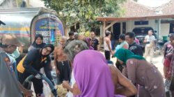 Polri Untuk Masyarakat : Polisi Datangkan Dua Tangki Air Bersih untuk Warga Kenduruhan Pasuruan