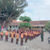 BABINSA KORAMIL 0825/08 SRONO LATIH DISIPLIN MELALUI PELATIHAN BARIS BERBARIS DI SD AL KHOIRIYAH