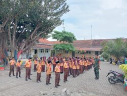 BABINSA KORAMIL 0825/08 SRONO LATIH DISIPLIN MELALUI PELATIHAN BARIS BERBARIS DI SD AL KHOIRIYAH