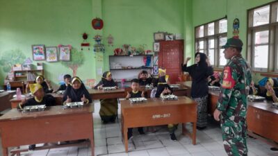 Babinsa Koramil 0825/20 Songgon Dampingi Pendistribusian Makan Bergizi Gratis Di 34 Sekolah Kecamatan Songgon