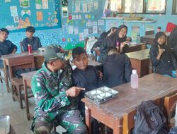Babinsa Koramil 0825/01 Banyuwangi Dampingi Penyaluran Program Makan Bergizi Gratis