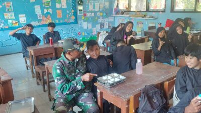 Babinsa Koramil 0825/01 Banyuwangi Dampingi Penyaluran Program Makan Bergizi Gratis
