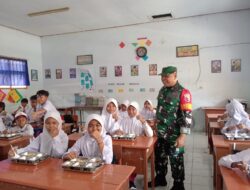 Babinsa Kedungrejo Dampingi Penyaluran Program Makan Bergizi Gratis untuk 3.001 Siswa di Kecamatan Muncar