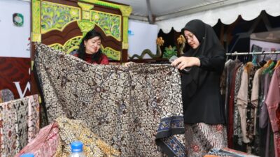 Pemkab Banyuwangi dan OJK Dorong Literasi Keuangan Masyarakat Lewat Batik Festival