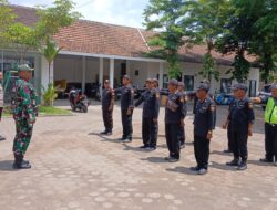 Babinsa Koramil 0825/04 Genteng Desa Kaligondo, Lakukan Pembinaan Linmas