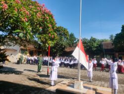 Danramil 0825/19 Sempu Tekankan Disiplin dan Cinta Tanah Air Saat Jadi Pembina Upacara di SMPN 3 Sempu Satu Atap