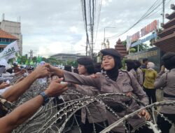 Polrestabes Surabaya Libatkan Tim Negosiator Polwan, Beri Layanan Pengamanan Aksi Ribuan Santri di DPRD Jatim