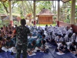 Babinsa Koramil Songgon Tanamkan Wawasan Kebangsaan bagi Calon Pemimpin Muda SMPN 1 Srono