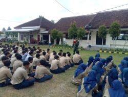 Babinsa Koramil 0825/06 Gambiran Berikan Pembekalan Disiplin dan Wawasan Kebangsaan di SMK Muhammadiyah 9 Gambiran