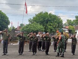 Babinsa Seneporejo Latih Satlinmas untuk Tingkatkan Kesiapsiagaan Keamanan Desa