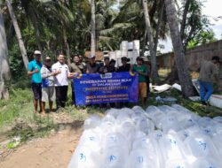 Pemdes Pondoknongko Menjaga Ekosistem Laut Melalui Penebaran Benih Ikan