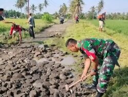 Babinsa Koramil 0825/20 Songgon Bersama Warga Gotong Royong Perbaiki Infrastrutur Jalan Desa