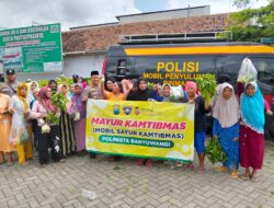 Dekatkan Polisi dan Warga, Polsek Kabat Bagikan Sayur Gratis di Desa Dadapan