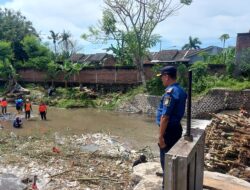 Tim Gabungan BPBD, Damkarmat, TNI, Tagana serta Banser Bersihkan Material Sampah di Sungai wilayah Sobo Banyuwangi