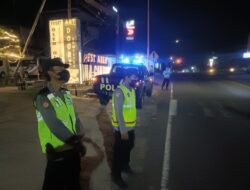 Polsek Kabat Gelar Patroli Skala Besar, Ciptakan Situasi Aman dan Kondusif di Malam Minggu