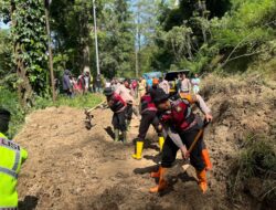 Polres Batu Terjunkan Puluhan Personel Tangani Longsor di Ngantang, Akses Malang – Blitar Kembali Lancar