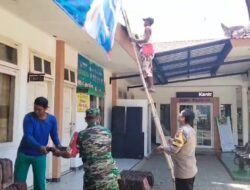 Semangat Produktif, Babinsa Koramil 0825-04/Genteng dan Warga Kembiritan Gotong Royong Rehap Kantor Desa
