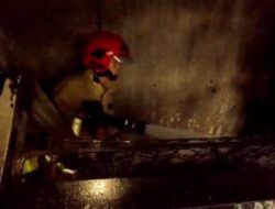 Kamar Tidur di Klatak Terbakar Akibat Sambaran Petir, Damkarmat Banyuwangi Bergerak Cepat Padamkan Api