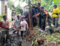 Babinsa dan Warga Tegal Harjo Bersinergi Kawal Pembangunan Infrastruktur Desa