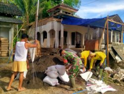 Babinsa Koramil 0825/20 Songgon Bersama Warga Gotong Royong Pindahkan Material Pembangunan Masjid Nurul Huda