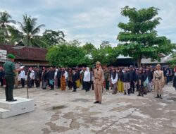 Anggota Koramil 0825-04 Genteng Tiba-tiba Jadi Pembina Upacara di SMPN 3, Ratusan Siswa Tampil ‘Berlumuran’ Semangat Pahlawan!