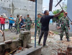 TNI dan Warga Desa Pakistaji Gotong Royong Perbaiki Rumah Warga yang Roboh Akibat Hujan dan Angin