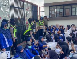 Aksi Humanis: Polwan Bojonegoro Berbagi Air Mineral kepada Massa Unjuk Rasa