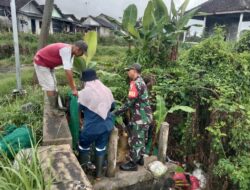 Babinsa dan Pemdes Bareng Kompak Bersihkan Irigasi Tersumbat, Aliran Air Kembali Lancar