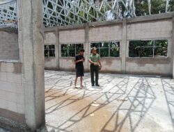 Babinsa Tinjau Revitalisasi Dua Sekolah di Bangorejo, Pastikan Pekerjaan Sesuai Target