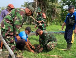 Koramil Pesanggaran dan Warga Tanam Pohon Sukun di Bantaran Sungai untuk Jaga Kelestarian Lingkungan