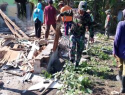 TNI dan Warga Purwoasri Kompak Bongkar Bangunan Lama untuk Pembangunan Kantor Desa Terpadu
