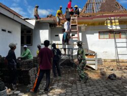 Warga dan TNI Kompak Renovasi Balai Desa Tamansari, Babinsa Turun Langsung Pimpin Kerja Bakti