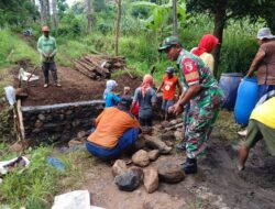 Babinsa Koramil 0825/15 Wongsorejo Gelar Bhakti TNI di Watukebo, Warga Antusias Terlibat