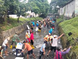 Jelang HUT Korem 083/Bdj, Kodim 0825 Banyuwangi Gelar Karya Bakti Bersihkan Sungai di Pesanggaran