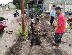 Babinsa Karangrejo Ajak Warga Gotong Royong Bersihkan Saluran Air Tersumbat Akibat Hujan Deras