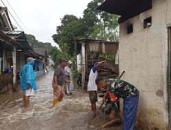 Hujan Deras Sebabkan Banjir Setinggi Betis di Desa Kalibaru Kulon! Babinsa dan Warga Sigap Bersihkan Saluran Air