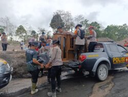 Polri Bantu Evakuasi Barang Berharga Warga Terdampak Erupsi Semeru di Lumajang