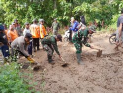 Anggota Koramil Pesanggaran Gelar Karya Bhakti Bersihkan Material Longsor di Gunung Gamping