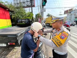 Operasi Zebra Semeru Polresta Malang Kota Bagikan 100 Helm Gratis
