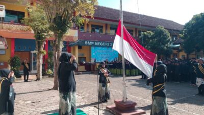 Guru SMPN 3 Rogojampi Jadi Petugas Upacara HGN 2025 & HUT PGRI ke-80