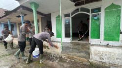 Polisi Bersihkan Tempat Ibadah dan Rumah Warga Terdampak Abu Vulkanik Semeru