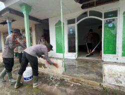 Polisi Bersihkan Tempat Ibadah dan Rumah Warga Terdampak Abu Vulkanik Semeru