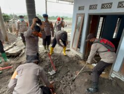 Polisi Bersihkan Rumah Warga Terdampak Erupsi Gunung Semeru di Lumajang