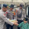 Polisi Berbagi Snack dan Susu untuk Pelajar Terdampak Erupsi Gunung Semeru