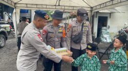 Polisi Berbagi Snack dan Susu untuk Pelajar Terdampak Erupsi Gunung Semeru
