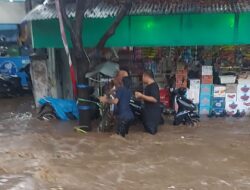 Banjir Luapan Sungai Rendam Permukiman dan Jalan S Parman Banyuwangi, Lalu Lintas Macet Hingga 1 Kilometer