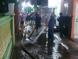 Damkar Banyuwangi Gerak Cepat Bersihkan Lumpur Pascabanjir Luapan Sungai Bagong