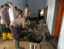 Polisi Bersihkan Rumah Warga Terdampak Erupsi Semeru di Dusun Sumbersari Lumajang