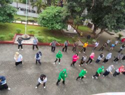 Anggota Koramil 0825/14 Kabat dan Persit Gelar Senam Bersama Forpimka dan Pemdes di Lapangan Kecamatan