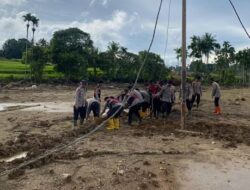Polri Bantu Korban Bencana Sumbar: Pulihkan Jembatan, Akses Listrik hingga Air